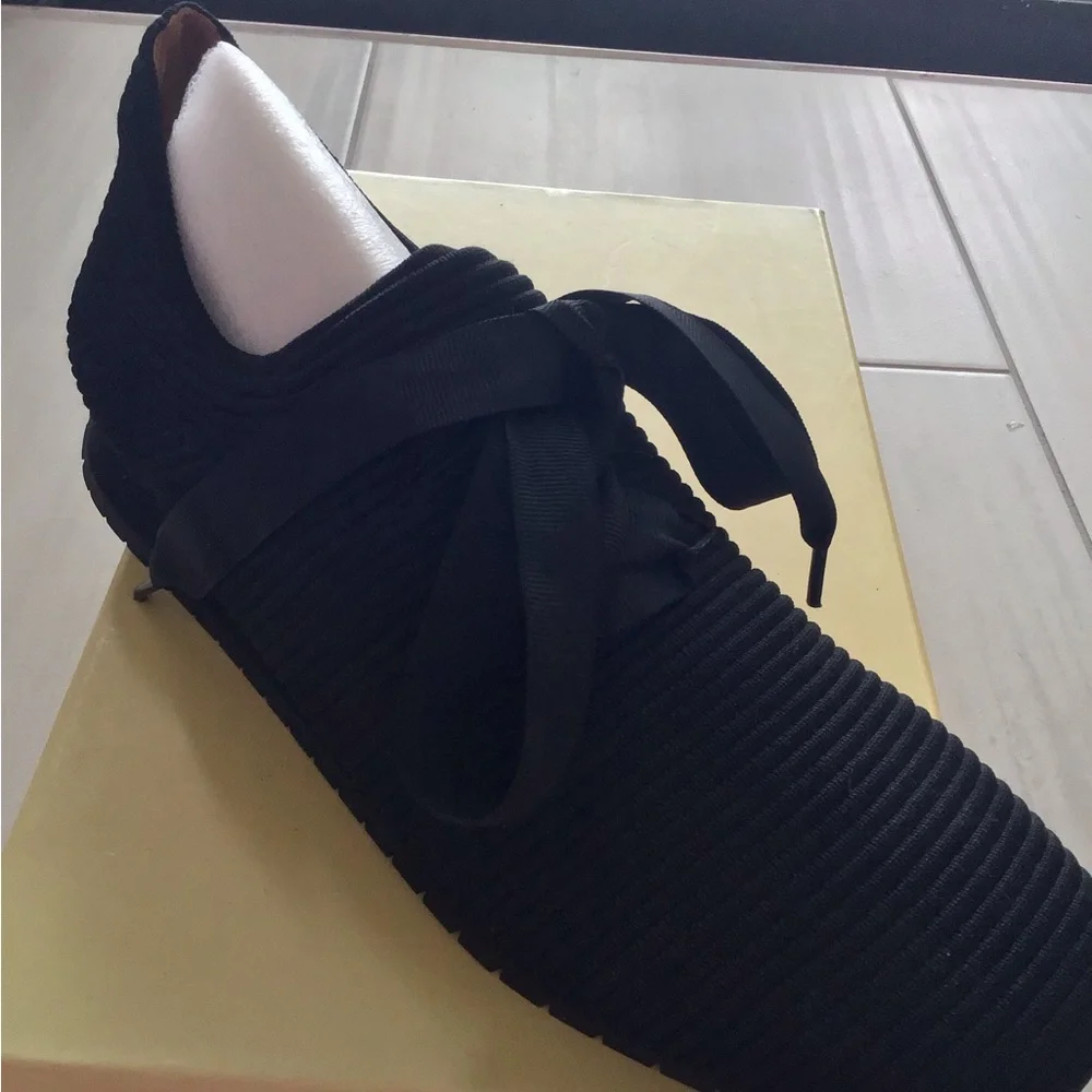 L’Amour des Pieds walking sneakers! - Picture 5 of 9